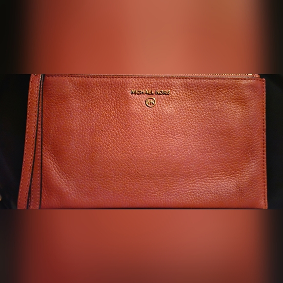 Michael Kors' large wristlet "rust like color" - Picture 8 of 8